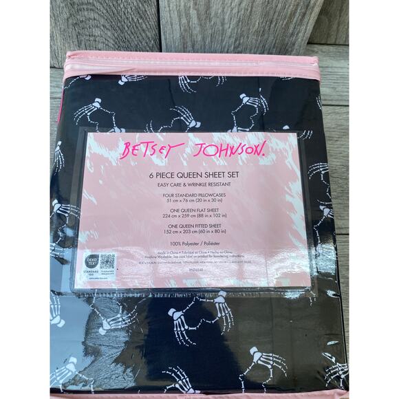Betsey Johnson Queen Sheet Set Skeleton Heart Hands Black - Picture 2 of 4